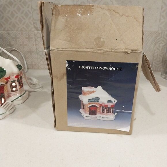 Vintage 80's Christmas Around The World Lighted Snowhouse House Of Lloyd Decor - Picture 16 of 16